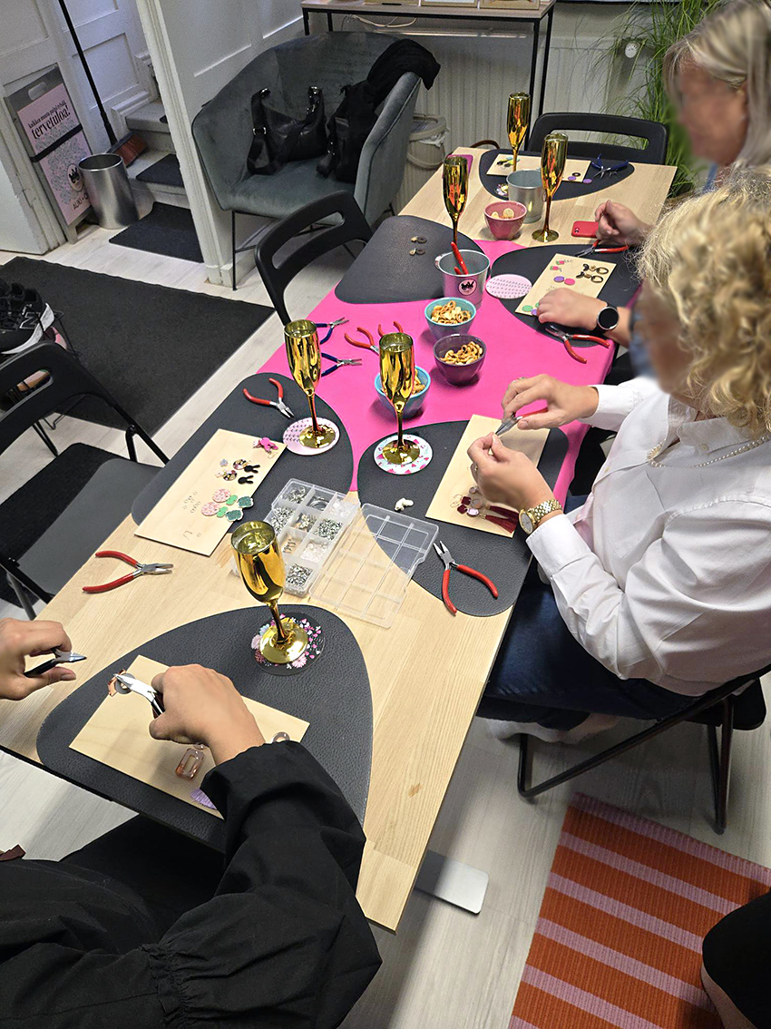 Tyypit Korvakorubaari on korvispaja, jossa suunnittelet lempikorvikset ihan itse! Korvakorubaarissa ei tarvita kokemusta tai sen kummempaa osaamista - opastus kuuluu hintaan, mutta korvisten suunnittelussa voit tehdä juuri niin paljon tai vähän, kuin haluat; voit koota korvikset itse tai ne kootaan sulle valmiiksi. Ei stressiä! Varaa oma korvispajasi - ihana luova yhdessäolon hetki vaikkapa tyhy-päivään, polttareille, kaveriporukan kokoontumiseen, babyshoweriin tai tiimin ilahduttamiseksi. Mainio tapa nauttia yhdessäolosta!