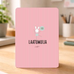 Tyypit Studion jo klassikoiksi muodostuneet Voimalause-tekstit naurattaa, vahvistaa, piristää - ne on otteita arkisesta elämästä. Voimalauseita löytyy vaihtuva valikoima erilaisina tuotteina. Tyypit Studio suunnittelee iloa sun elämään - jo vuodesta 2015!