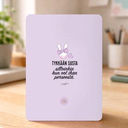 Tyypit Studion jo klassikoiksi muodostuneet Voimalause-tekstit naurattaa, vahvistaa, piristää - ne on otteita arkisesta elämästä. Voimalauseita löytyy vaihtuva valikoima erilaisina tuotteina. Tyypit Studio suunnittelee iloa sun elämään - jo vuodesta 2015!