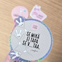 Tyypit Studion jo klassikoiksi muodostuneet Voimalause-tekstit naurattaa, vahvistaa, piristää - ne on otteita arkisesta elämästä. Voimalauseita löytyy vaihtuva valikoima erilaisina tuotteina. Tyypit Studio suunnittelee iloa sun elämään - jo vuodesta 2015!