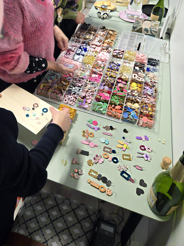 Tyypit Korvakorubaari on korvispaja, jossa suunnittelet lempikorvikset ihan itse! Korvakorubaarissa ei tarvita kokemusta tai sen kummempaa osaamista - opastus kuuluu hintaan, mutta korvisten suunnittelussa voit tehdä juuri niin paljon tai vähän, kuin haluat; voit koota korvikset itse tai ne kootaan sulle valmiiksi. Ei stressiä! Varaa oma korvispajasi - ihana luova yhdessäolon hetki vaikkapa tyhy-päivään, polttareille, kaveriporukan kokoontumiseen, babyshoweriin tai tiimin ilahduttamiseksi. Mainio tapa nauttia yhdessäolosta!