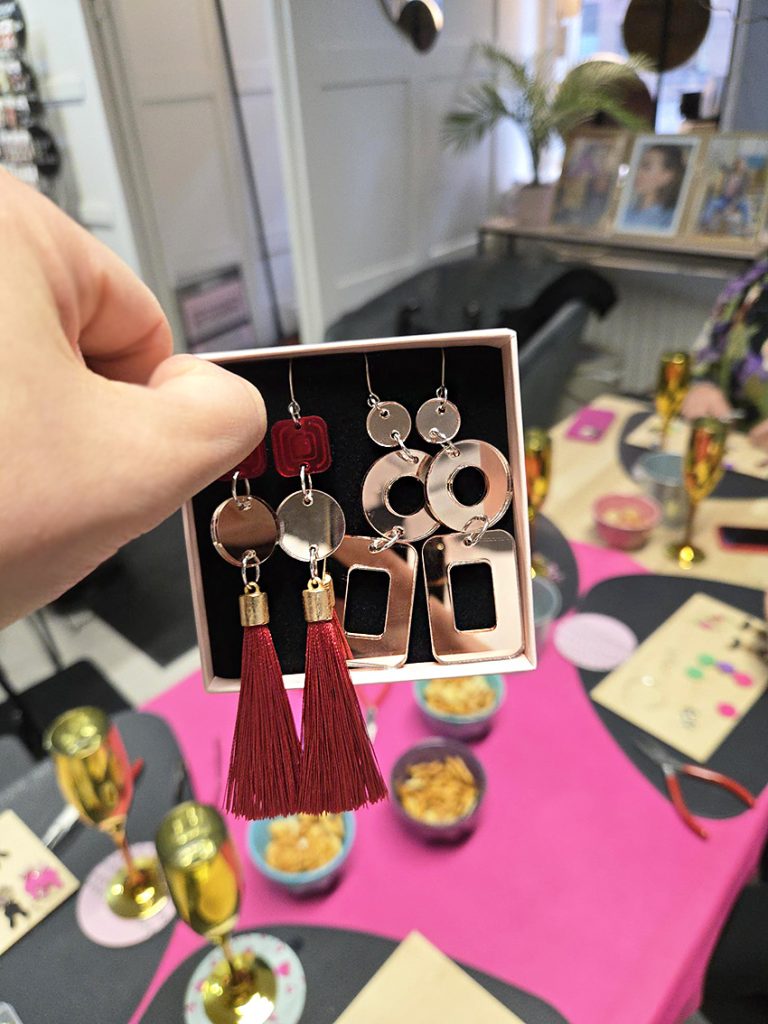 Tyypit Korvakorubaari on korvispaja, jossa suunnittelet lempikorvikset ihan itse! Korvakorubaarissa ei tarvita kokemusta tai sen kummempaa osaamista - opastus kuuluu hintaan, mutta korvisten suunnittelussa voit tehdä juuri niin paljon tai vähän, kuin haluat; voit koota korvikset itse tai ne kootaan sulle valmiiksi. Ei stressiä! Varaa oma korvispajasi - ihana luova yhdessäolon hetki vaikkapa tyhy-päivään, polttareille, kaveriporukan kokoontumiseen, babyshoweriin tai tiimin ilahduttamiseksi. Mainio tapa nauttia yhdessäolosta!