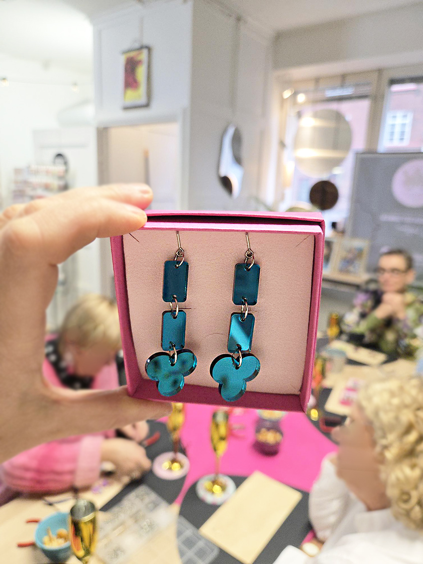 Tyypit Korvakorubaari on korvispaja, jossa suunnittelet lempikorvikset ihan itse! Korvakorubaarissa ei tarvita kokemusta tai sen kummempaa osaamista - opastus kuuluu hintaan, mutta korvisten suunnittelussa voit tehdä juuri niin paljon tai vähän, kuin haluat; voit koota korvikset itse tai ne kootaan sulle valmiiksi. Ei stressiä! Varaa oma korvispajasi - ihana luova yhdessäolon hetki vaikkapa tyhy-päivään, polttareille, kaveriporukan kokoontumiseen, babyshoweriin tai tiimin ilahduttamiseksi. Mainio tapa nauttia yhdessäolosta!