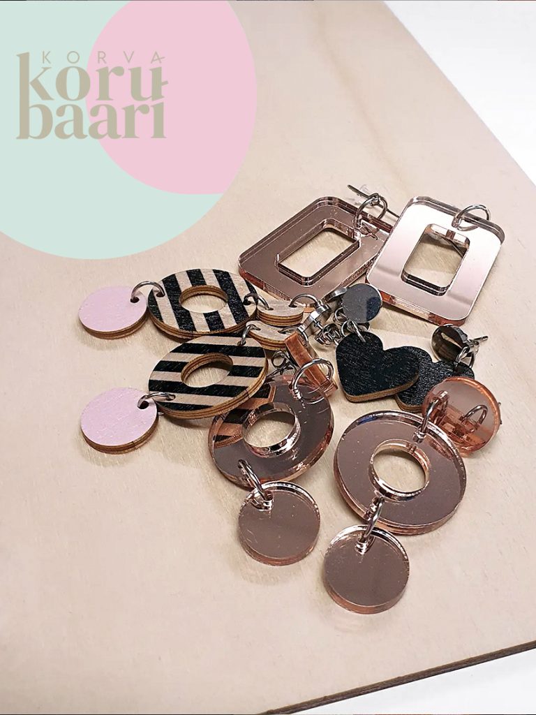 Tyypit Korvakorubaari on korvispaja, jossa suunnittelet lempikorvikset ihan itse! Korvakorubaarissa ei tarvita kokemusta tai sen kummempaa osaamista - opastus kuuluu hintaan, mutta korvisten suunnittelussa voit tehdä juuri niin paljon tai vähän, kuin haluat; voit koota korvikset itse tai ne kootaan sulle valmiiksi. Ei stressiä! Varaa oma korvispajasi - ihana luova yhdessäolon hetki vaikkapa tyhy-päivään, polttareille, kaveriporukan kokoontumiseen, babyshoweriin tai tiimin ilahduttamiseksi. Mainio tapa nauttia yhdessäolosta!