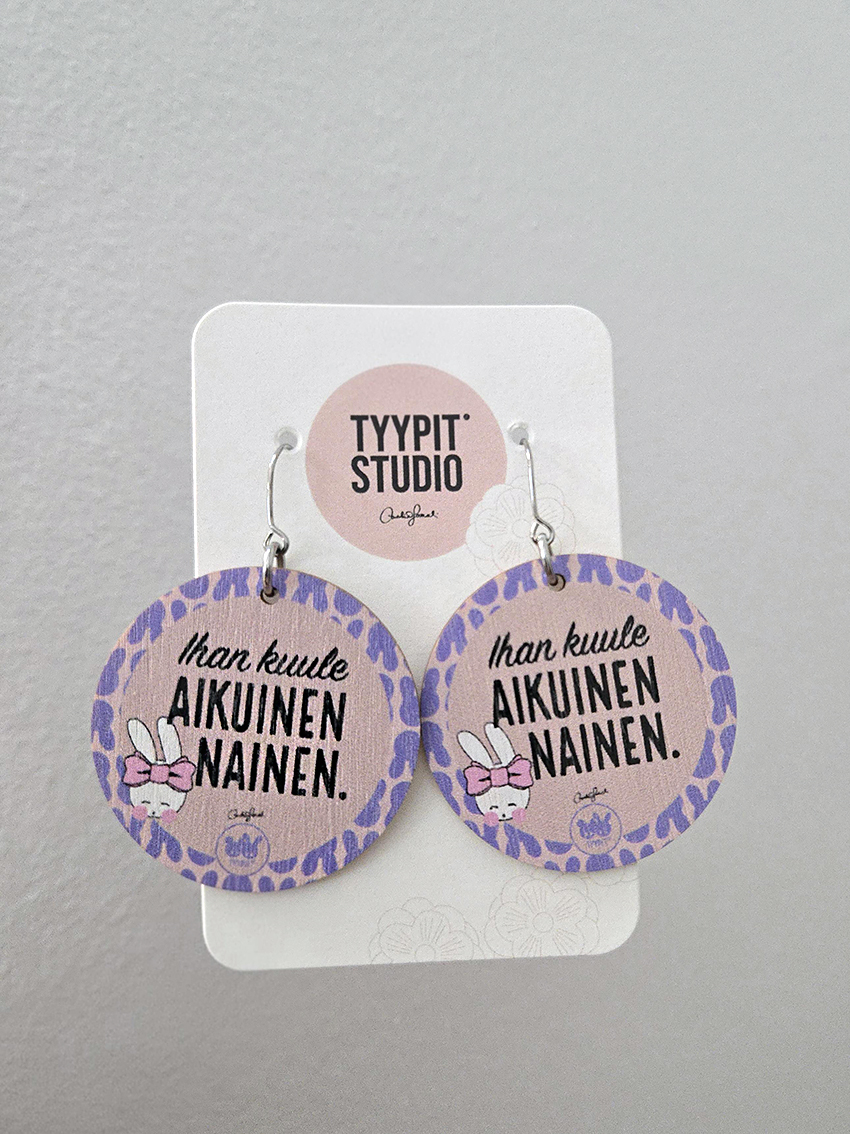 Tyypit Studion jo klassikoiksi muodostuneet Voimalause-tekstit naurattaa, vahvistaa, piristää - ne on otteita arkisesta elämästä. Laaja valikoima Voimalauseita myös korvakoruina, kuten nämä. Tyypit Studio suunnittelee iloa sun elämään - jo vuodesta 2015!