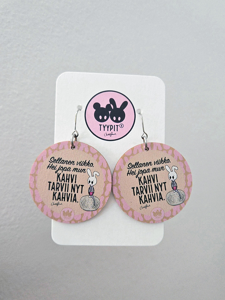 Tyypit Studion jo klassikoiksi muodostuneet Voimalause-tekstit naurattaa, vahvistaa, piristää - ne on otteita arkisesta elämästä. Laaja valikoima Voimalauseita löytyy vaihtuva valikoima erilaisina tuotteina. Tyypit Studio suunnittelee iloa sun elämään - jo vuodesta 2015!