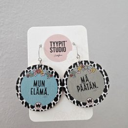 Tyypit Studion jo klassikoiksi muodostuneet Voimalause-tekstit naurattaa, vahvistaa, piristää - ne on otteita arkisesta elämästä. Laaja valikoima Voimalauseita myös korvakoruina, kuten nämä. Tyypit Studio suunnittelee iloa sun elämään - jo vuodesta 2015!