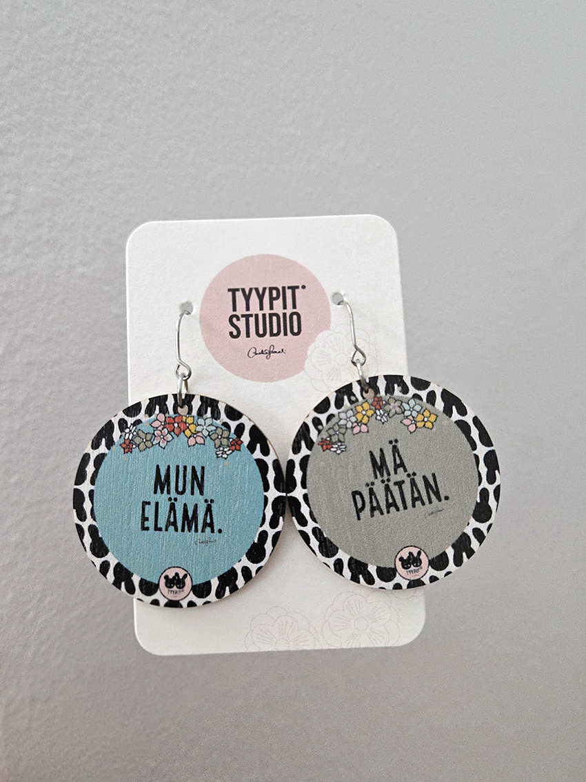 Tyypit Studion jo klassikoiksi muodostuneet Voimalause-tekstit naurattaa, vahvistaa, piristää - ne on otteita arkisesta elämästä. Laaja valikoima Voimalauseita myös korvakoruina, kuten nämä. Tyypit Studio suunnittelee iloa sun elämään - jo vuodesta 2015!