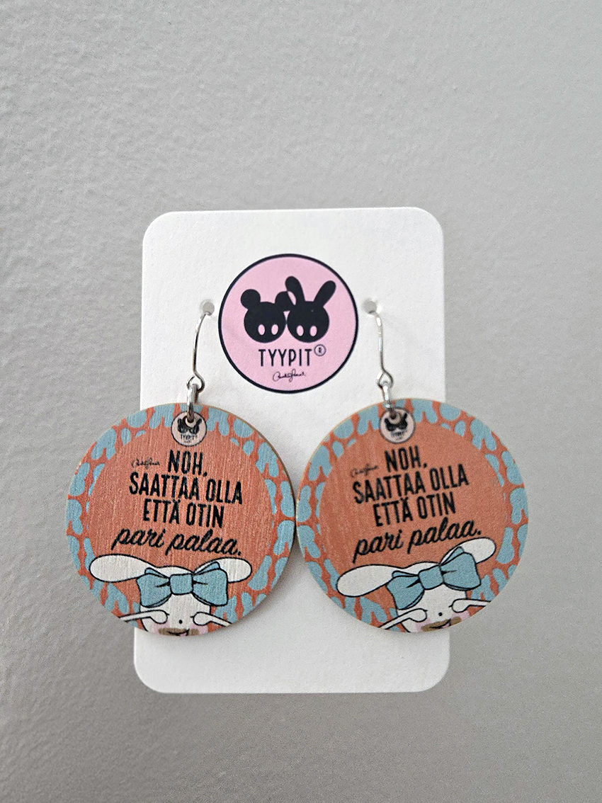 Tyypit Studion jo klassikoiksi muodostuneet Voimalause-tekstit naurattaa, vahvistaa, piristää - ne on otteita arkisesta elämästä. Laaja valikoima Voimalauseita myös korvakoruina, kuten nämä. Tyypit Studio suunnittelee iloa sun elämään - jo vuodesta 2015!