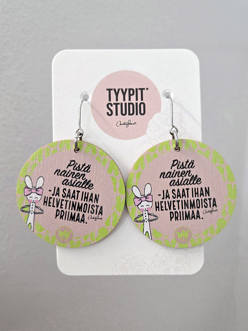 Tyypit Studion jo klassikoiksi muodostuneet Voimalause-tekstit naurattaa, vahvistaa, piristää - ne on otteita arkisesta elämästä. Laaja valikoima Voimalauseita myös korvakoruina, kuten nämä. Tyypit Studio suunnittelee iloa sun elämään - jo vuodesta 2015!