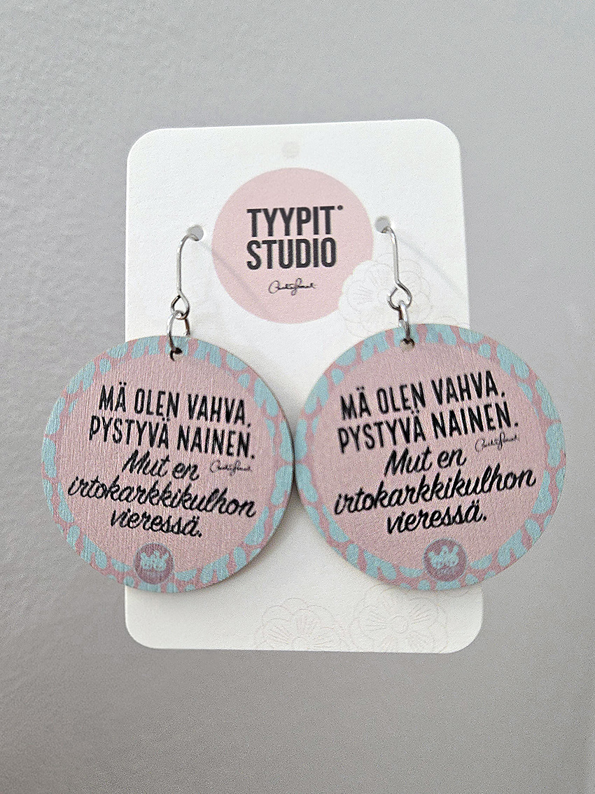 Tyypit Studion jo klassikoiksi muodostuneet Voimalause-tekstit naurattaa, vahvistaa, piristää - ne on otteita arkisesta elämästä. Laaja valikoima Voimalauseita löytyy vaihtuva valikoima erilaisina tuotteina. Tyypit Studio suunnittelee iloa sun elämään - jo vuodesta 2015!