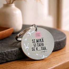 Tyypit Studion jo klassikoiksi muodostuneet Voimalause-tekstit naurattaa, vahvistaa, piristää - ne on otteita arkisesta elämästä. Voimalauseita löytyy vaihtuva valikoima erilaisina tuotteina. Tyypit Studio suunnittelee iloa sun elämään - jo vuodesta 2015!