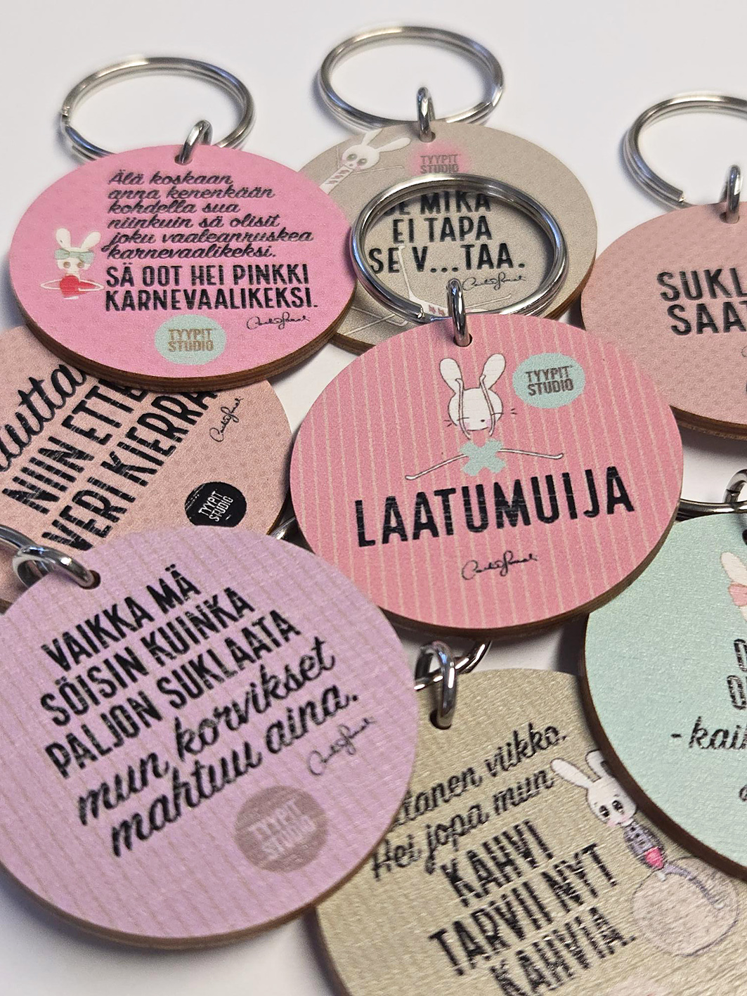 Tyypit Studion jo klassikoiksi muodostuneet Voimalause-tekstit naurattaa, vahvistaa, piristää - ne on otteita arkisesta elämästä. Voimalauseita löytyy vaihtuva valikoima erilaisina tuotteina. Tyypit Studio suunnittelee iloa sun elämään - jo vuodesta 2015! Tyypit Studion jo klassikoiksi muodostuneet Voimalause-tekstit naurattaa, vahvistaa, piristää - ne on otteita arkisesta elämästä. Voimalauseita löytyy vaihtuva valikoima erilaisina tuotteina. Tyypit Studio suunnittelee iloa sun elämään - jo vuodesta 2015!