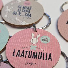 Tyypit Studion jo klassikoiksi muodostuneet Voimalause-tekstit naurattaa, vahvistaa, piristää - ne on otteita arkisesta elämästä. Voimalauseita löytyy vaihtuva valikoima erilaisina tuotteina. Tyypit Studio suunnittelee iloa sun elämään - jo vuodesta 2015!