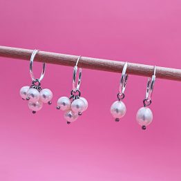 Laadukkaat Bessi helmikorvakorut aitoa hopeaa, aidoilla makeanveden helmillä. Materiaali aitoa 925 sterling-hopeaa. Helmet viljeltyjä makeanveden helmiä. Saatavilla yhdellä tai useammalla helmellä, jotka roikkuu sirossa hopearenkaassa. Helmet on irrotettavissa ja kaunista hopeista korvarengasta voi käyttää myös yksinään. Kaikki Tyypit-korvakorut on valmistettu kokonaan Suomessa aina piirtämisestä kokoamiseen. Sataprosenttisesti suomalaista!