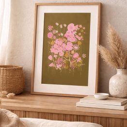 Niitty on kaunis ja harmoninen sisustusjuliste, jossa on tummanvihreällä taustalla mätäs erilaisia piirrettyjä niittykukkia pinkin, roosan ja sinapinkeltaisen sävyissä.