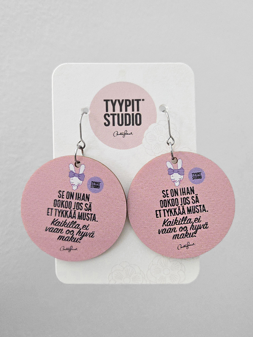 Tyypit Studion jo klassikoiksi muodostuneet Voimalause-tekstit naurattaa, vahvistaa, piristää - ne on otteita arkisesta elämästä. Laaja valikoima Voimalauseita löytyy vaihtuva valikoima erilaisina tuotteina. Tyypit Studio suunnittelee iloa sun elämään - jo vuodesta 2015!