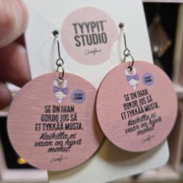 Tyypit Studio -tuotemerkin jo klassikoiksi muodostuneet Voimalause-tekstit naurattaa, vahvistaa, piristää - ne on otteita arkisesta elämästä. Laaja valikoima Voimalauseita monenlaisina arkea piristävinä tuotteina. Tyypit Studio suunnittelee iloa sun elämään - jo vuodesta 2015!