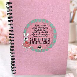 Tyypit Studion jo klassikoiksi muodostuneet Voimalause-tekstit naurattaa, vahvistaa, piristää - ne on otteita arkisesta elämästä. Laaja valikoima Voimalauseita löytyy vaihtuva valikoima erilaisina tuotteina. Tyypit Studio suunnittelee iloa sun elämään - jo vuodesta 2015!