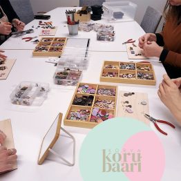 Tyypit Korvakorubaari on korvispaja, jossa suunnittelet lempikorvikset ihan itse! Korvakorubaarissa ei tarvita kokemusta tai sen kummempaa osaamista - opastus kuuluu hintaan, mutta korvisten suunnittelussa voit tehdä juuri niin paljon tai vähän, kuin haluat; voit koota korvikset itse tai ne kootaan sulle valmiiksi. Ei stressiä! Varaa oma korvispajasi - ihana luova yhdessäolon hetki vaikkapa tyhy-päivään, polttareille, kaveriporukan kokoontumiseen, babyshoweriin tai tiimin ilahduttamiseksi. Mainio tapa nauttia yhdessäolosta!