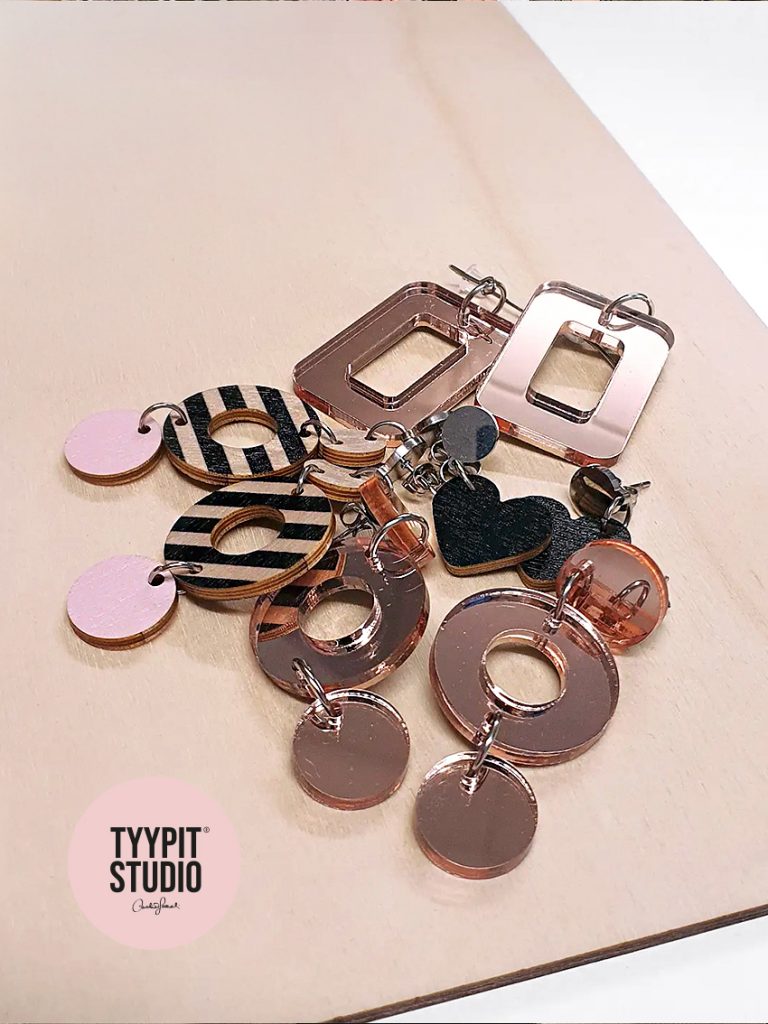 Tyypit Studion Korvakorubaari on korvispaja, jossa suunnittelet lempikorvikset ihan itse! Korvakorubaarissa ei tarvita kokemusta tai sen kummempaa osaamista - opastus kuuluu hintaan, mutta korvisten suunnittelussa voit tehdä juuri niin paljon tai vähän, kuin haluat; voit koota korvikset itse tai ne kootaan sulle valmiiksi. Ei stressiä! Varaa oma korvispajasi - ihana luova yhdessäolon hetki vaikkapa tyhy-päivään, polttareille, kaveriporukan kokoontumiseen, babyshoweriin tai tiimin ilahduttamiseksi. Mainio tapa nauttia yhdessäolosta!