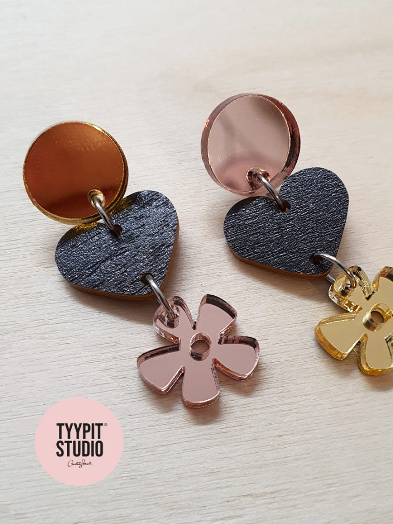 Tyypit Studion Korvakorubaari on korvispaja, jossa suunnittelet lempikorvikset ihan itse! Korvakorubaarissa ei tarvita kokemusta tai sen kummempaa osaamista - opastus kuuluu hintaan, mutta korvisten suunnittelussa voit tehdä juuri niin paljon tai vähän, kuin haluat; voit koota korvikset itse tai ne kootaan sulle valmiiksi. Ei stressiä! Varaa oma korvispajasi - ihana luova yhdessäolon hetki vaikkapa tyhy-päivään, polttareille, kaveriporukan kokoontumiseen, babyshoweriin tai tiimin ilahduttamiseksi. Mainio tapa nauttia yhdessäolosta!