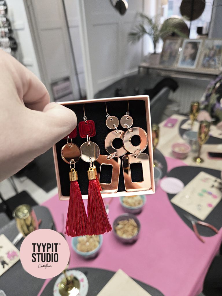 Tyypit Studion Korvakorubaari on korvispaja, jossa suunnittelet lempikorvikset ihan itse! Korvakorubaarissa ei tarvita kokemusta tai sen kummempaa osaamista - opastus kuuluu hintaan, mutta korvisten suunnittelussa voit tehdä juuri niin paljon tai vähän, kuin haluat; voit koota korvikset itse tai ne kootaan sulle valmiiksi. Ei stressiä! Varaa oma korvispajasi - ihana luova yhdessäolon hetki vaikkapa tyhy-päivään, polttareille, kaveriporukan kokoontumiseen, babyshoweriin tai tiimin ilahduttamiseksi. Mainio tapa nauttia yhdessäolosta!