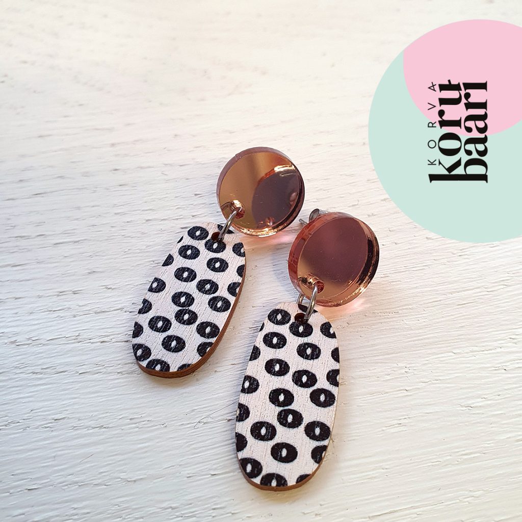 Tyypit Korvakorubaari on korvispaja, jossa suunnittelet lempikorvikset ihan itse! Korvakorubaarissa ei tarvita kokemusta tai sen kummempaa osaamista - opastus kuuluu hintaan, mutta korvisten suunnittelussa voit tehdä juuri niin paljon tai vähän, kuin haluat; voit koota korvikset itse tai ne kootaan sulle valmiiksi. Ei stressiä! Varaa oma korvispajasi - ihana luova yhdessäolon hetki vaikkapa tyhy-päivään, polttareille, kaveriporukan kokoontumiseen, babyshoweriin tai tiimin ilahduttamiseksi. Mainio tapa nauttia yhdessäolosta!