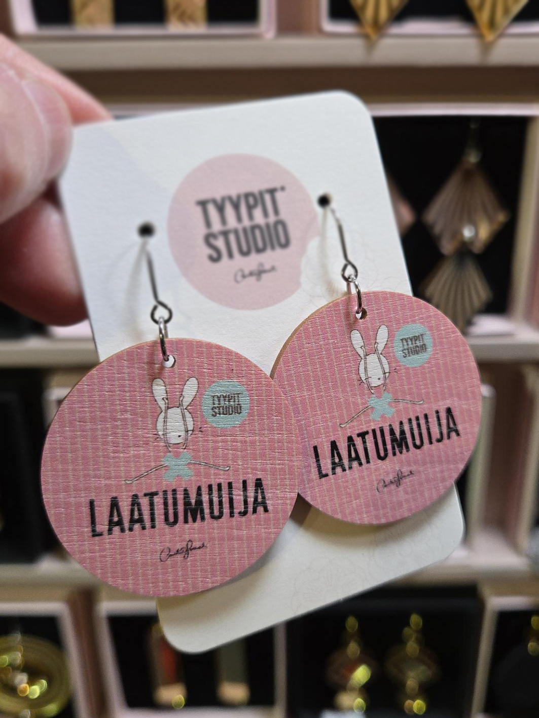 Tyypit Studio -tuotemerkin jo klassikoiksi muodostuneet Voimalause-tekstit naurattaa, vahvistaa, piristää - ne on otteita arkisesta elämästä. Laaja valikoima Voimalauseita monenlaisina arkea piristävinä tuotteina. Tyypit Studio suunnittelee iloa sun elämään - jo vuodesta 2015!