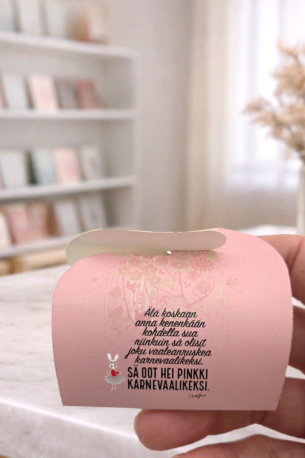 Tyypit Studion jo klassikoiksi muodostuneet Voimalause-tekstit naurattaa, vahvistaa, piristää - ne on otteita arkisesta elämästä. Laaja valikoima Voimalauseita löytyy vaihtuva valikoima erilaisina tuotteina. Tyypit Studio suunnittelee iloa sun elämään - jo vuodesta 2015!