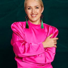Alkuvuodesta 2019 asti mallistossa ollut yksinkertaisen tyylikäs ja naisellinen Poppy voimaannuttaa aina uusia korvisfaneja. Inspiraatio Poppyn piirtämiseen lähti vanhoista ornamenteista ja arkkitehtuurissa käytetyistä kuvioinneista. Erikokoiset Poppyt on kaikki toistensa sisäkkäisiä osia (#zerowaste!) ja kuvio on hiottu mittasuhteiltaan täydelliseksi, jotta jokaisen Poppyn muoto säilyy harmonisena ja koot sopii saumattomasti yhteen.