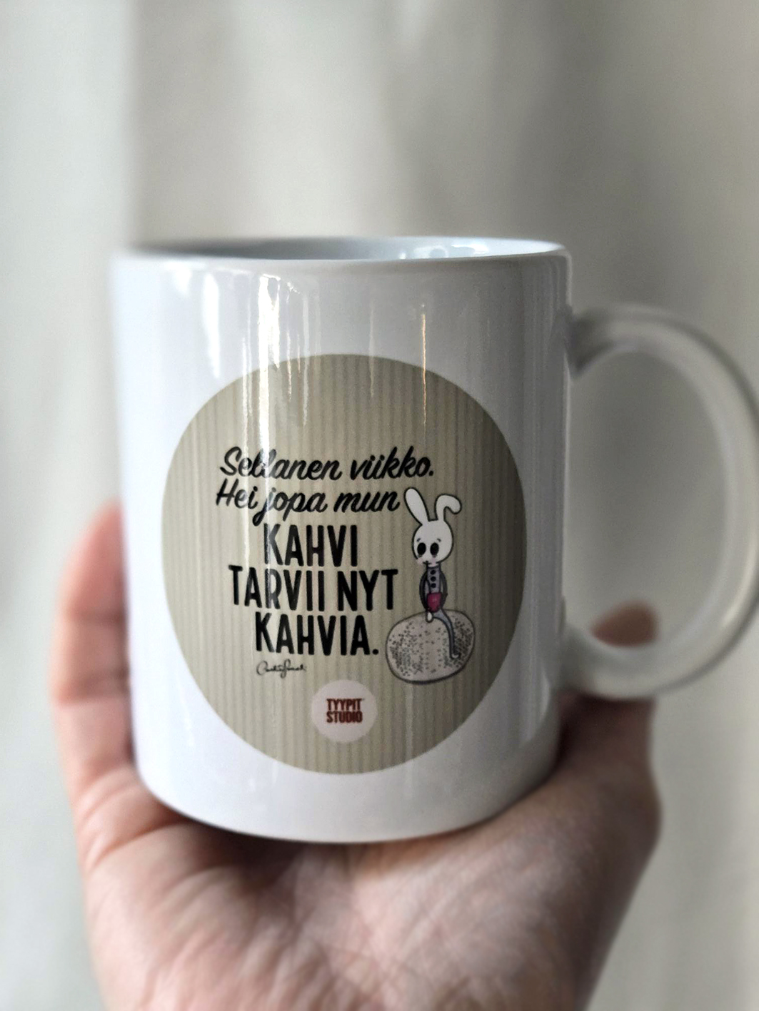 Tyypit Studion jo klassikoiksi muodostuneet Voimalause-tekstit naurattaa, vahvistaa, piristää - ne on otteita arkisesta elämästä. Voimalauseita löytyy vaihtuva valikoima erilaisina tuotteina. Tyypit Studio suunnittelee iloa sun elämään - jo vuodesta 2015!