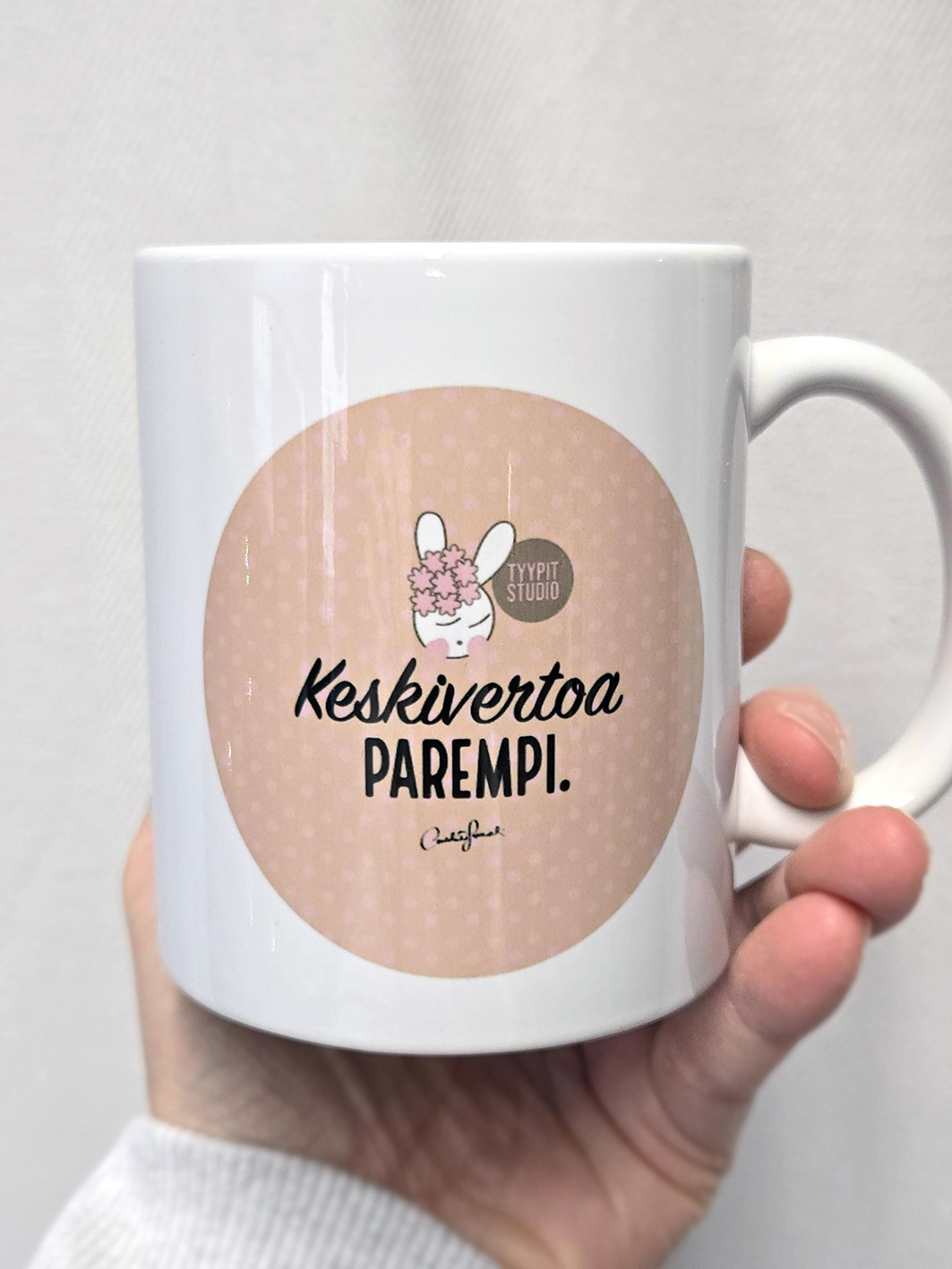 Tyypit Studion jo klassikoiksi muodostuneet Voimalause-tekstit naurattaa, vahvistaa, piristää - ne on otteita arkisesta elämästä. Voimalauseita löytyy vaihtuva valikoima erilaisina tuotteina. Tyypit Studio suunnittelee iloa sun elämään - jo vuodesta 2015!