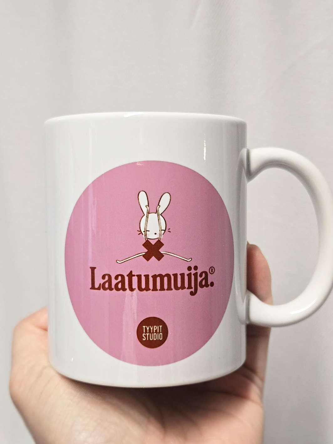 Tyypit Studion jo klassikoiksi muodostuneet Voimalause-tekstit naurattaa, vahvistaa, piristää - ne on otteita arkisesta elämästä. Voimalauseita löytyy vaihtuva valikoima erilaisina tuotteina. Tyypit Studio suunnittelee iloa sun elämään - jo vuodesta 2015!