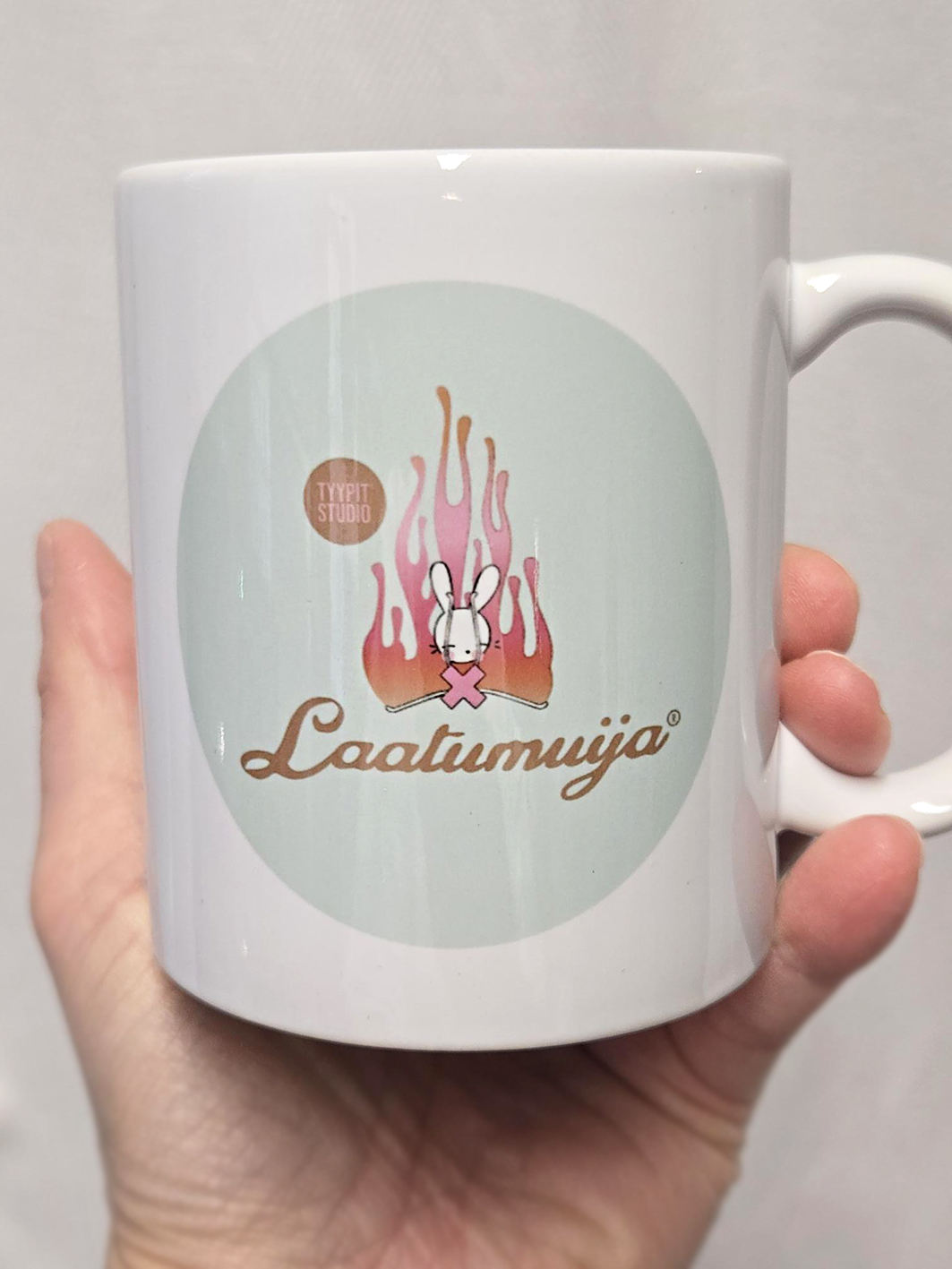 Tyypit Studion jo klassikoiksi muodostuneet Voimalause-tekstit naurattaa, vahvistaa, piristää - ne on otteita arkisesta elämästä. Voimalauseita löytyy vaihtuva valikoima erilaisina tuotteina. Tyypit Studio suunnittelee iloa sun elämään - jo vuodesta 2015!