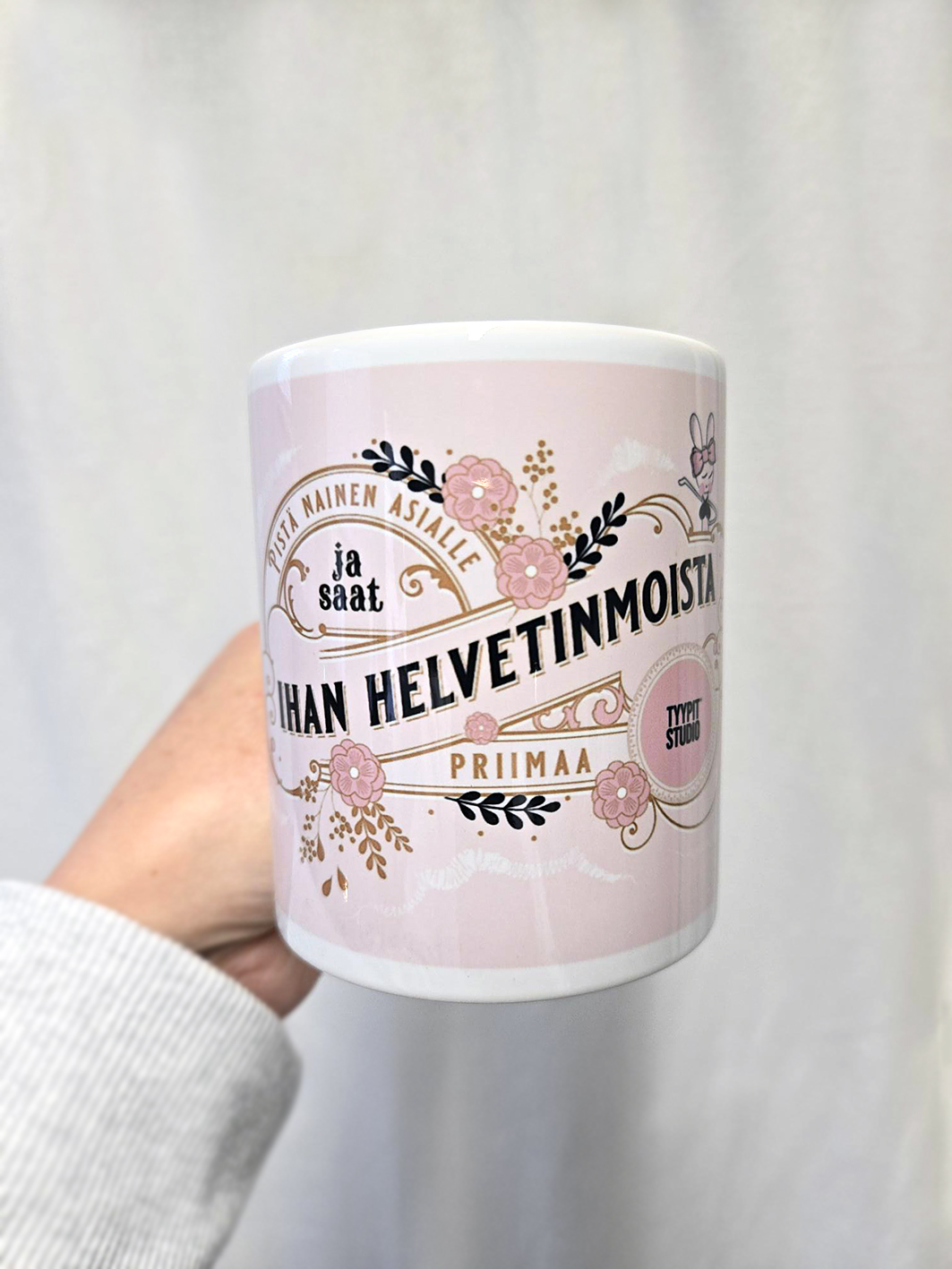Tyypit Studion jo klassikoiksi muodostuneet Voimalause-tekstit naurattaa, vahvistaa, piristää - ne on otteita arkisesta elämästä. Voimalauseita löytyy vaihtuva valikoima erilaisina tuotteina. Tyypit Studio suunnittelee iloa sun elämään - jo vuodesta 2015!
