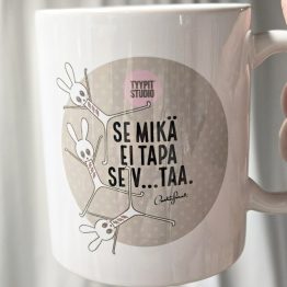 Tyypit Studion jo klassikoiksi muodostuneet Voimalause-tekstit naurattaa, vahvistaa, piristää - ne on otteita arkisesta elämästä. Voimalauseita löytyy vaihtuva valikoima erilaisina tuotteina. Tyypit Studio suunnittelee iloa sun elämään - jo vuodesta 2015!