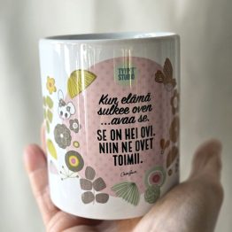 Tyypit Studion jo klassikoiksi muodostuneet Voimalause-tekstit naurattaa, vahvistaa, piristää - ne on otteita arkisesta elämästä. Voimalauseita löytyy vaihtuva valikoima erilaisina tuotteina. Tyypit Studio suunnittelee iloa sun elämään - jo vuodesta 2015!