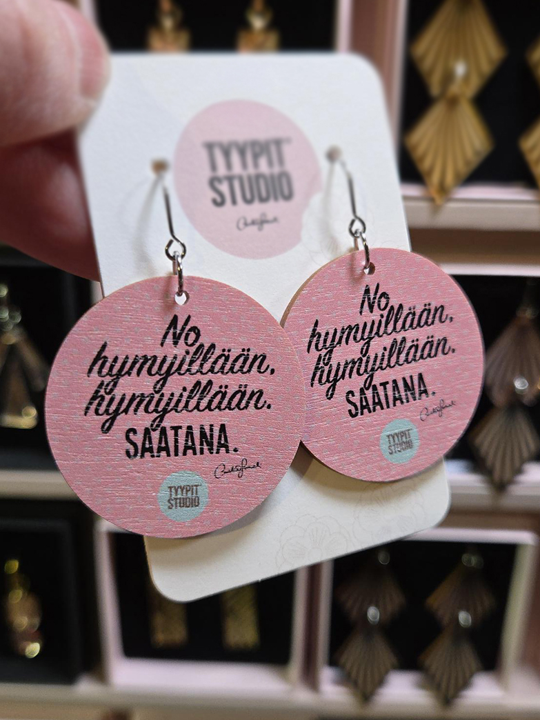 Tyypit Studion jo klassikoiksi muodostuneet Voimalause-tekstit naurattaa, vahvistaa, piristää - ne on otteita arkisesta elämästä. Laaja valikoima Voimalauseita löytyy vaihtuva valikoima erilaisina tuotteina. Tyypit Studio suunnittelee iloa sun elämään - jo vuodesta 2015!