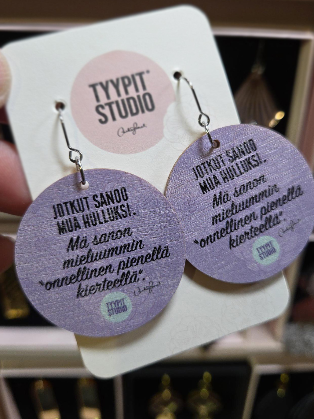 Tyypit Studion jo klassikoiksi muodostuneet Voimalause-tekstit naurattaa, vahvistaa, piristää - ne on otteita arkisesta elämästä. Laaja valikoima Voimalauseita löytyy vaihtuva valikoima erilaisina tuotteina. Tyypit Studio suunnittelee iloa sun elämään - jo vuodesta 2015!