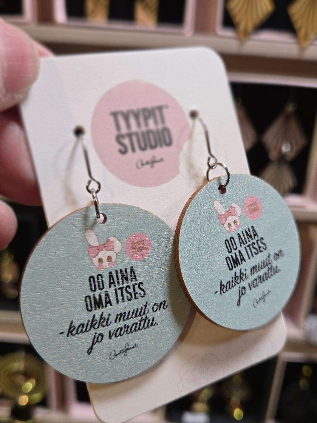 Tyypit Studion jo klassikoiksi muodostuneet Voimalause-tekstit naurattaa, vahvistaa, piristää - ne on otteita arkisesta elämästä. Laaja valikoima Voimalauseita löytyy vaihtuva valikoima erilaisina tuotteina. Tyypit Studio suunnittelee iloa sun elämään - jo vuodesta 2015!