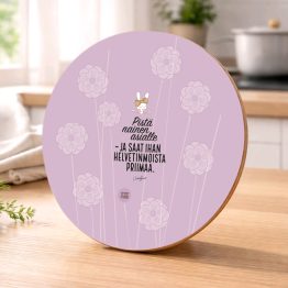 Tyypit Studion jo klassikoiksi muodostuneet Voimalause-tekstit naurattaa, vahvistaa, piristää - ne on otteita arkisesta elämästä. Voimalauseita löytyy vaihtuva valikoima erilaisina tuotteina. Tyypit Studio suunnittelee iloa sun elämään - jo vuodesta 2015!