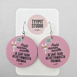 Tyypit Studion jo klassikoiksi muodostuneet Voimalause-tekstit naurattaa, vahvistaa, piristää - ne on otteita arkisesta elämästä. Laaja valikoima Voimalauseita myös korvakoruina, kuten nämä. Tyypit Studio suunnittelee iloa sun elämään - jo vuodesta 2015!