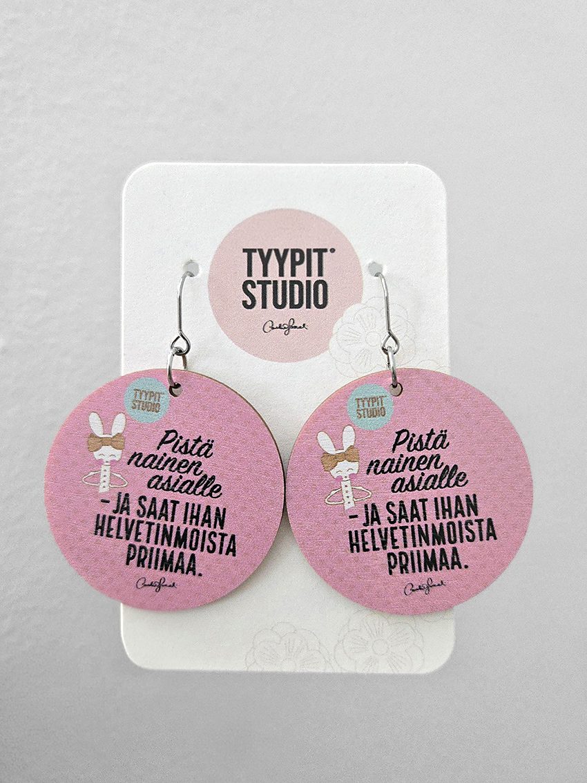 Tyypit Studion jo klassikoiksi muodostuneet Voimalause-tekstit naurattaa, vahvistaa, piristää - ne on otteita arkisesta elämästä. Laaja valikoima Voimalauseita löytyy vaihtuva valikoima erilaisina tuotteina. Tyypit Studio suunnittelee iloa sun elämään - jo vuodesta 2015!