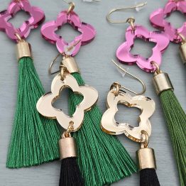 Tyypit Studio muotoilee kauneutta sun elämään! Alkuvuodesta 2019 mallistossa ollut yksinkertaisen tyylikäs ja naisellinen Poppy voimaannuttaa aina uusia korvisfaneja. Inspiraatio Poppyn piirtämiseen lähti vanhoista ornamenteista ja arkkitehtuurissa käytetyistä kuvioinneista. Erikokoiset Poppyt on kaikki toistensa sisäkkäisiä osia ja kuvio on hiottu mittasuhteiltaan täydelliseksi, jotta jokaisen Poppyn muoto säilyy harmonisena ja koot sopii saumattomasti yhteen.