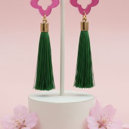 Tyypit Studio muotoilee kauneutta sun elämään! Alkuvuodesta 2019 mallistossa ollut yksinkertaisen tyylikäs ja naisellinen Poppy voimaannuttaa aina uusia korvisfaneja. Inspiraatio Poppyn piirtämiseen lähti vanhoista ornamenteista ja arkkitehtuurissa käytetyistä kuvioinneista. Erikokoiset Poppyt on kaikki toistensa sisäkkäisiä osia ja kuvio on hiottu mittasuhteiltaan täydelliseksi, jotta jokaisen Poppyn muoto säilyy harmonisena ja koot sopii saumattomasti yhteen.