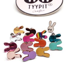Ne aidot ja alkuperäiset Tyypit Pupu-korvikset, joita on valmistettu jo vuodesta 2015! Maailman söpöin pieni pupu hellyyttävissä tappikorviksissa - nämä Pupu korvakorut ei jätä ketään kylmäksi vaan saa aina hymyn huulille! Älä sorru kopioihin - käytä vain aitoja ja alkuperäisiä Pupuja! Useita eri värejä. Pupu tappikorvikset saatavilla kotimaisesta koivuvanerista tai peiliakryylistä. Kaikki Tyypit-korvakorut on valmistettu kokonaan Suomessa aina piirtämisestä kokoamiseen. Sataprosenttisesti suomalaista!