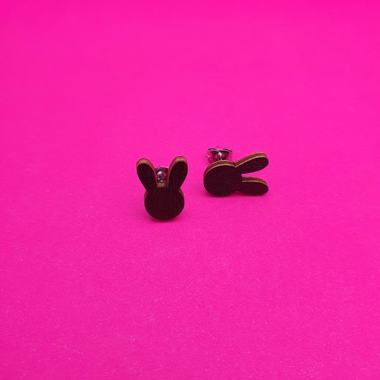 Ne aidot ja alkuperäiset Tyypit Pupu-korvikset, joita on valmistettu jo vuodesta 2015! Maailman söpöin pieni pupu hellyyttävissä tappikorviksissa - nämä Pupu korvakorut ei jätä ketään kylmäksi vaan saa aina hymyn huulille! Älä sorru kopioihin - käytä vain aitoja ja alkuperäisiä Tyypit Pupuja! Useita eri värejä. Pupu tappikorvikset saatavilla kotimaisesta koivuvanerista tai peiliakryylistä. Kaikki Tyypit-korvakorut on valmistettu kokonaan Suomessa aina piirtämisestä kokoamiseen. Sataprosenttisesti suomalaista!
