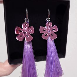 Villikukka tupsulla rengaskorvakorut