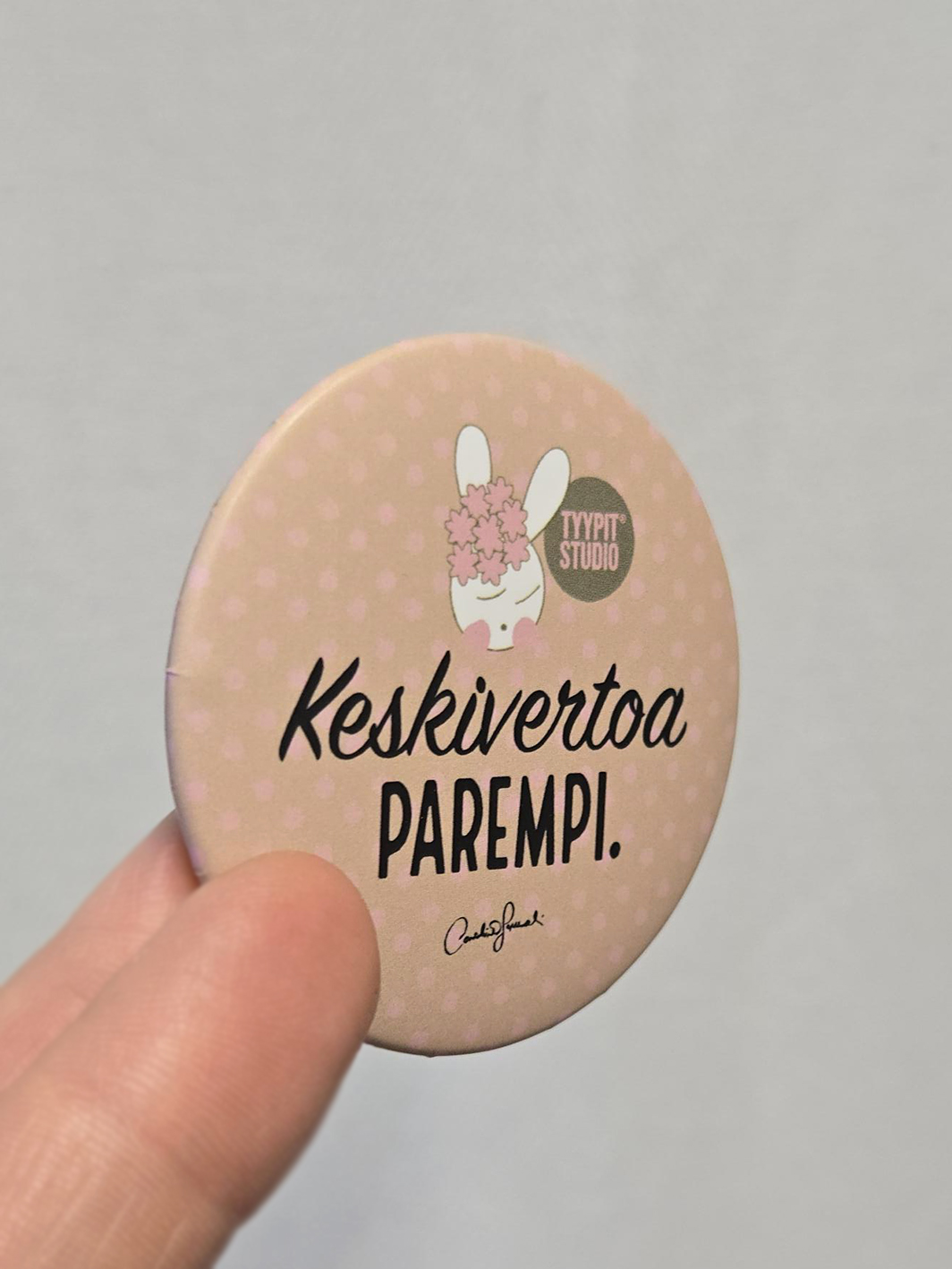 Tyypit Studion jo klassikoiksi muodostuneet Voimalause-tekstit naurattaa, vahvistaa, piristää - ne on otteita arkisesta elämästä. Voimalauseita löytyy vaihtuva valikoima erilaisina tuotteina. Tyypit Studio suunnittelee iloa sun elämään - jo vuodesta 2015!